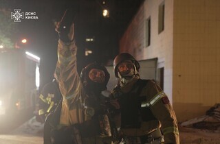 У Києві триває ліквідація наслідків нічного обстрілу: кадри від ДСНС