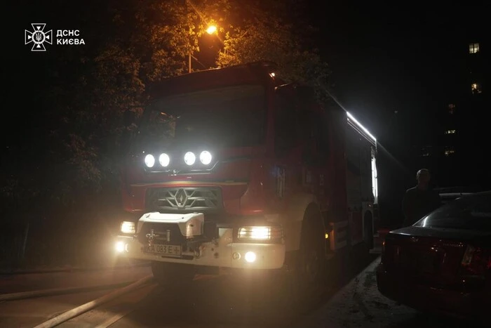 У Києві триває ліквідація наслідків нічного обстрілу: кадри від ДСНС