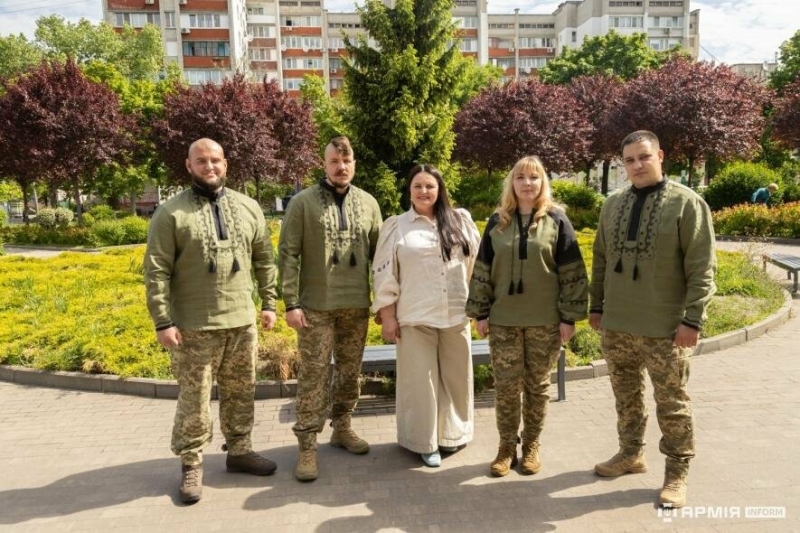 Вишита окопами українська земля: вишиванку «Оберіг» презентували в Києві