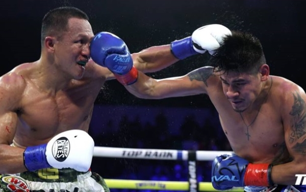 Є на відео: у бою із Суаресом Наваррете дістав розсічення від прямого удару Є на відео: у бою із Суаресом Наваррете дістав розсічення від прямого удару