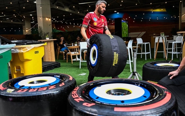 Унікальне забарвлення: Феррарі оновила болід та костюми для Гран-прі Маямі Унікальне забарвлення: Феррарі оновила болід та костюми для Гран-прі Маямі