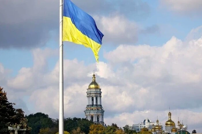 Київ сьогодні приспустить найбільший прапор країни