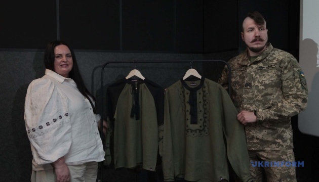 Вишита окопами українська земля: вишиванку «Оберіг» презентували в Києві