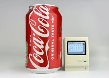 Так, це дводюймовий міні-Macintosh і він працює (іноді): у продаж надійшла прикольна репліка легендарного комп’ютера Apple