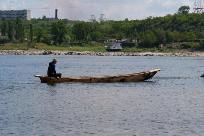 У Запоріжжі спустили на воду човен-моноксил, зроблений науковцями заповідниками «Хортиця»