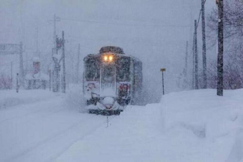 "Холод і сніг почнуть вирувати прямо завтра, дощ і злива сунуть в області на тлі похолодання": зима повертається в Україну