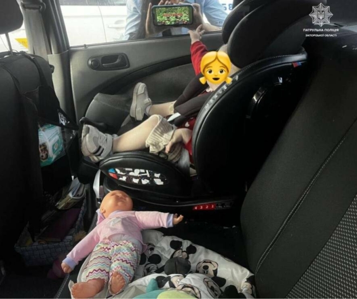 У Запоріжжі патрульні звільнили дитину, яку мати випадково зачинила в авто