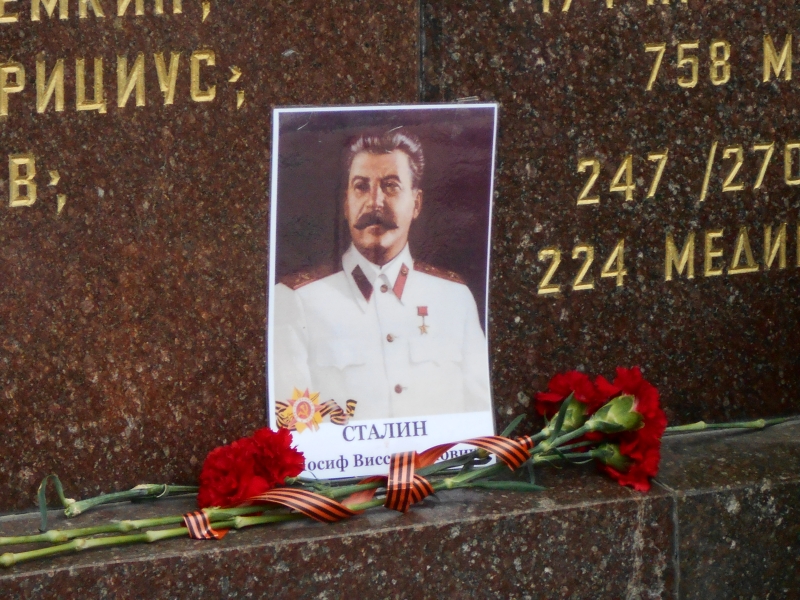 9 травня у Севастополі: портрет Сталіна біля Вічного вогню, гуляння у центрі, катання дітей на «Іскандерах»