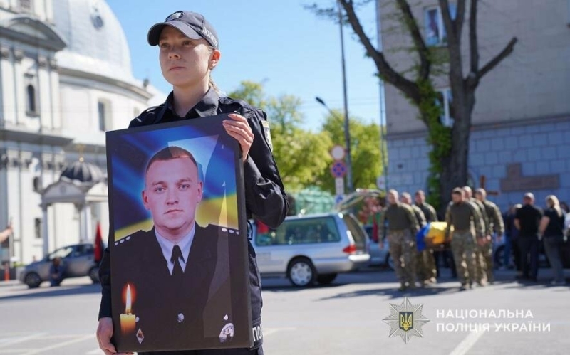 Назавжди 28: у Тернополі попрощалися із загиблим на війні молодим поліцейським (ФОТО)