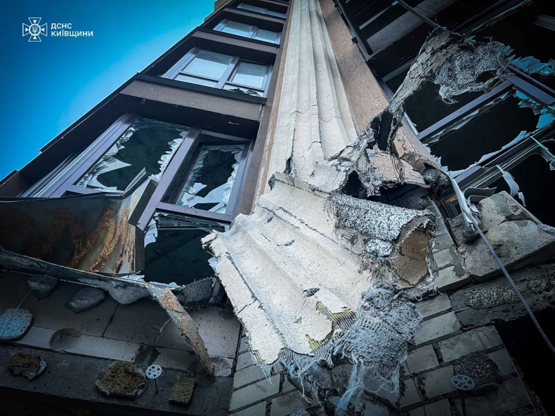 У Софіївській Борщагівці через атаку дрона сталася пожежа у багатоповерхівці (фото)