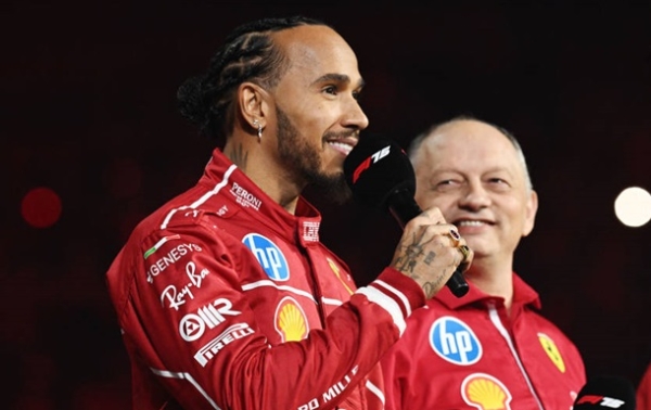 Гемілтон розповів подробиці своєї розмови з керівником Феррарі Гемілтон розповів подробиці своєї розмови з керівником Феррарі