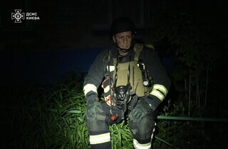 У Києві триває ліквідація наслідків нічного обстрілу: кадри від ДСНС