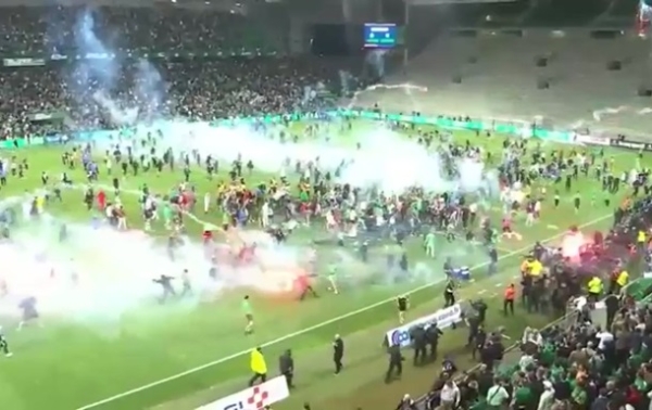 Фанати Сент-Етьєна влаштували погроми після вильоту команди з Ліги 1 Фанати Сент-Етьєна влаштували погроми після вильоту команди з Ліги 1