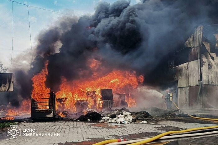 Масштабна пожежа на підприємстві в Летичеві