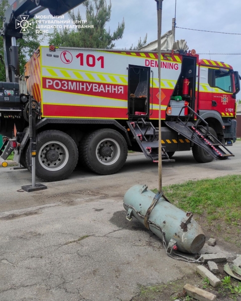 На Київщині біля приватного будинку знайдено бойову частину ракети Х-101 (фото)