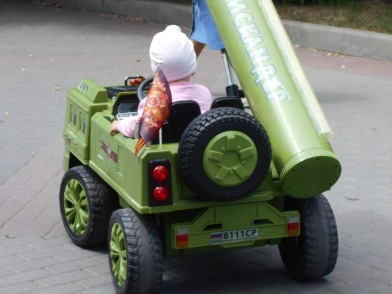 9 травня у Севастополі: портрет Сталіна біля Вічного вогню, гуляння у центрі, катання дітей на «Іскандерах»