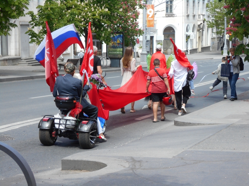 9 травня у Севастополі: портрет Сталіна біля Вічного вогню, гуляння у центрі, катання дітей на «Іскандерах»
