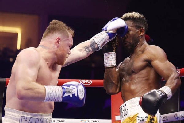 Альварес знову об’єднав усі пояси, подолавши Скулла Альварес знову об’єднав усі пояси, подолавши Скулла