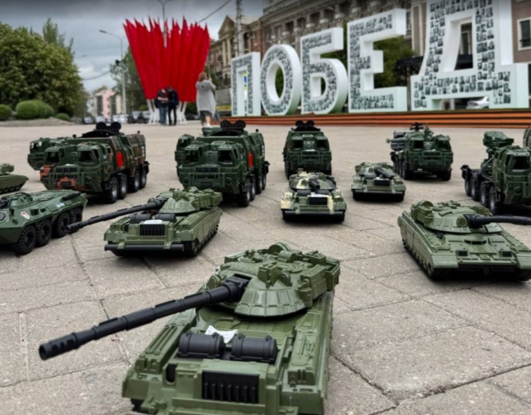 9 травня у Донецьку, Маріуполі, Макіївці та на Саур-Могилі: Памu0027ять на службі пропаганди