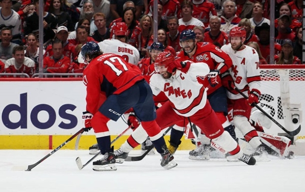 НХЛ, плей-оф: Кароліна завершила серію з Вашингтоном НХЛ, плей-оф: Кароліна завершила серію з Вашингтоном