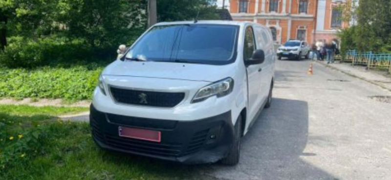 На Тернопільщині Peugeot наїхав на двох 14-річних дівчат