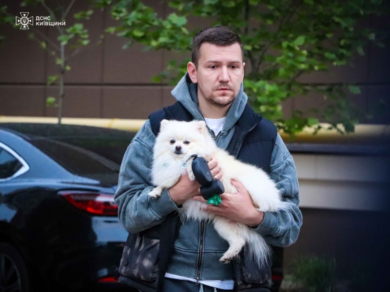 У Софіївській Борщагівці через атаку дрона сталася пожежа у багатоповерхівці (фото)