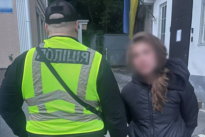 На Майдані Незалежності жінка пошкодила прапори та фото полеглих бійців