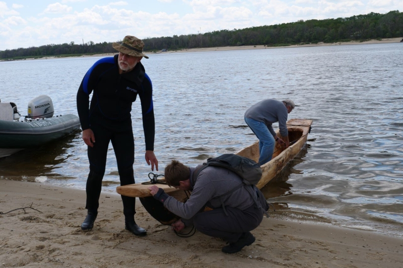 У Запоріжжі спустили на воду човен-моноксил, зроблений науковцями заповідниками «Хортиця»