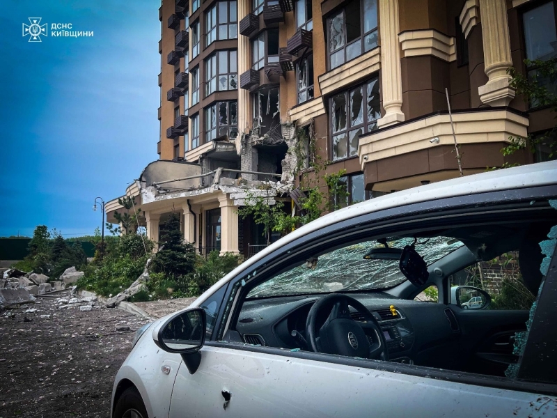 У Софіївській Борщагівці через атаку дрона сталася пожежа у багатоповерхівці (фото)