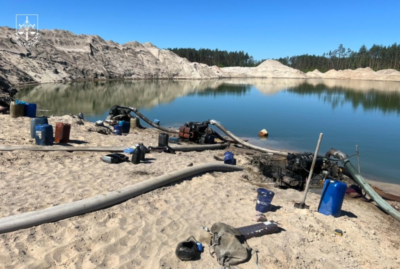 Бізнесмен на Рівненщині незаконно видобував бурштин (ФОТО)