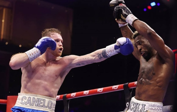 Альварес знову об’єднав усі пояси, подолавши Скулла Альварес знову об’єднав усі пояси, подолавши Скулла