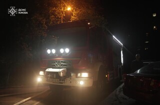 У Києві триває ліквідація наслідків нічного обстрілу: кадри від ДСНС
