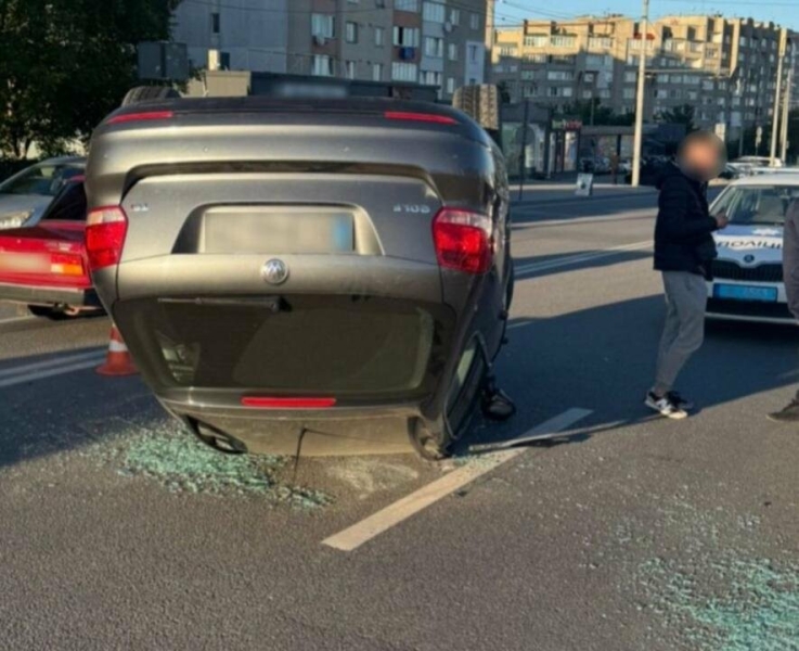 "Карколомна ДТП сталася у Тернополі": легковик перекинувся, врізавшись в огорожу (ФОТО)