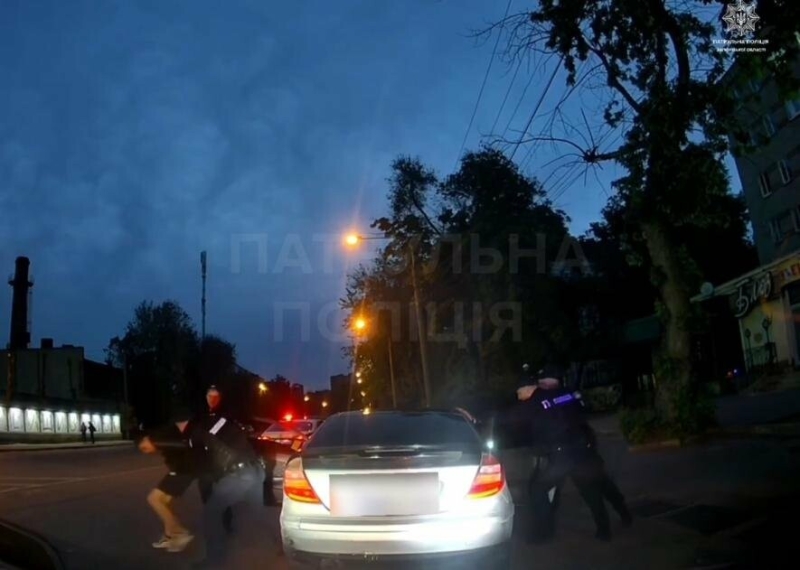 У Запоріжжі неповнолітній хлопець наїхав на припаркований автомобіль та намагався втекти від поліції, - ВІДЕО