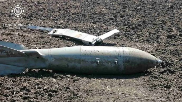 Другу добу «Шахеди» то не літають, але ж ворожа федерація бомбить Сумську область навіть під час путінського параду