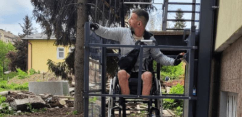 Голос почуто: після скарг пацієнтів у стоматполіклініці в Франківську встановили підйомник (ФОТО)