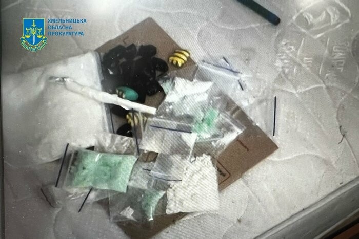 На Хмельниччині судитимуть жінку за зберігання понад 400 г психотропів із метою збуту