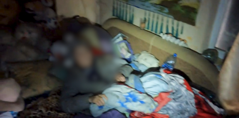 Стукала у вікно, аби її почули: з Покровська врятували жінку на межі смерті, яка 15 днів під обстрілами пролежала сама в будинку, - ВІДЕО