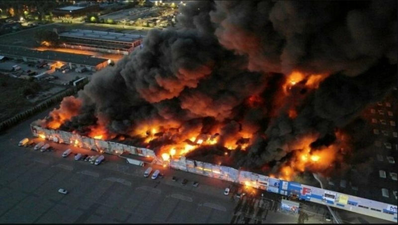 У підпалі ТЦ у Варшаві на замовлення російських спецслужб підозрюють двох українців