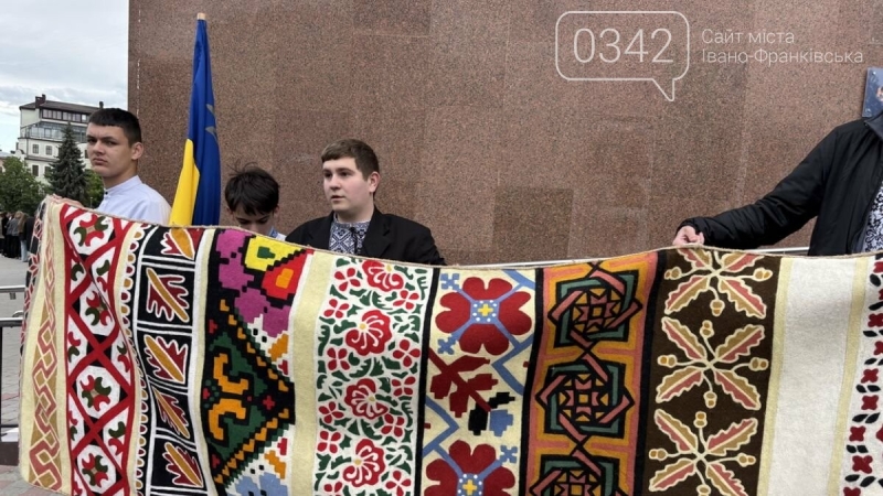 Франківськ побачив рушник-рекордсмен: митці з Калуша здивували країну (ФОТО)