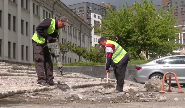 Гроші на сходи біля рівненського театру дали благодійники