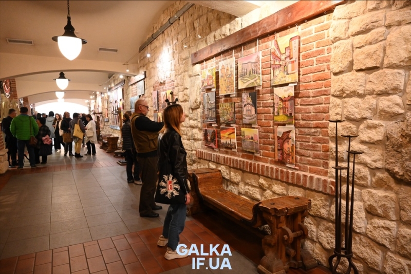 Коли палітра обмежена, а ідеї — безмежні: у Бастіоні відкрили художню виставку “Франківської збірки” (ФОТО)