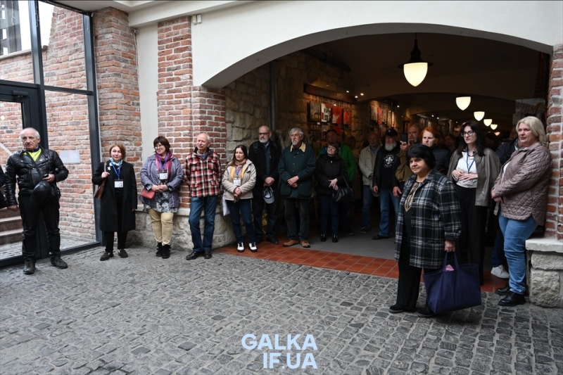 Коли палітра обмежена, а ідеї — безмежні: у Бастіоні відкрили художню виставку “Франківської збірки” (ФОТО)