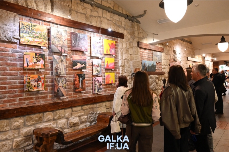 Коли палітра обмежена, а ідеї — безмежні: у Бастіоні відкрили художню виставку “Франківської збірки” (ФОТО)