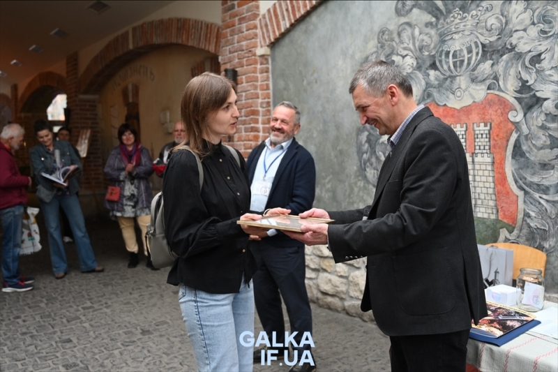 Коли палітра обмежена, а ідеї — безмежні: у Бастіоні відкрили художню виставку “Франківської збірки” (ФОТО)