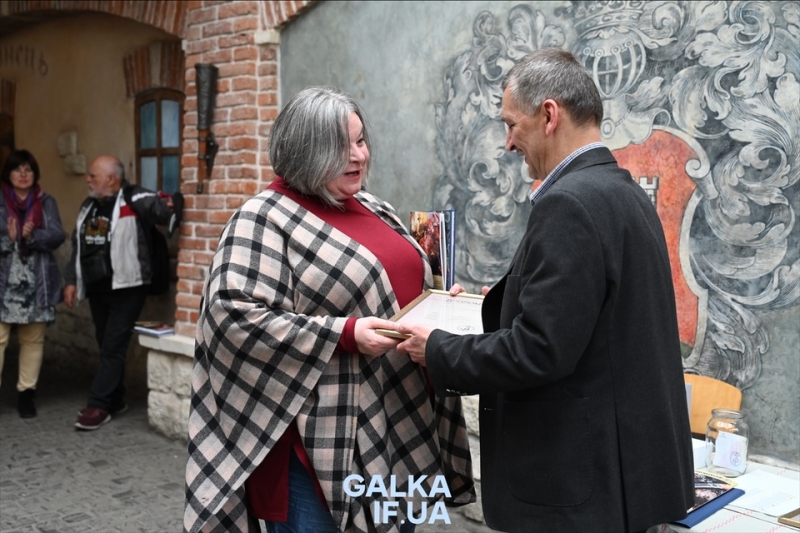 Коли палітра обмежена, а ідеї — безмежні: у Бастіоні відкрили художню виставку “Франківської збірки” (ФОТО)