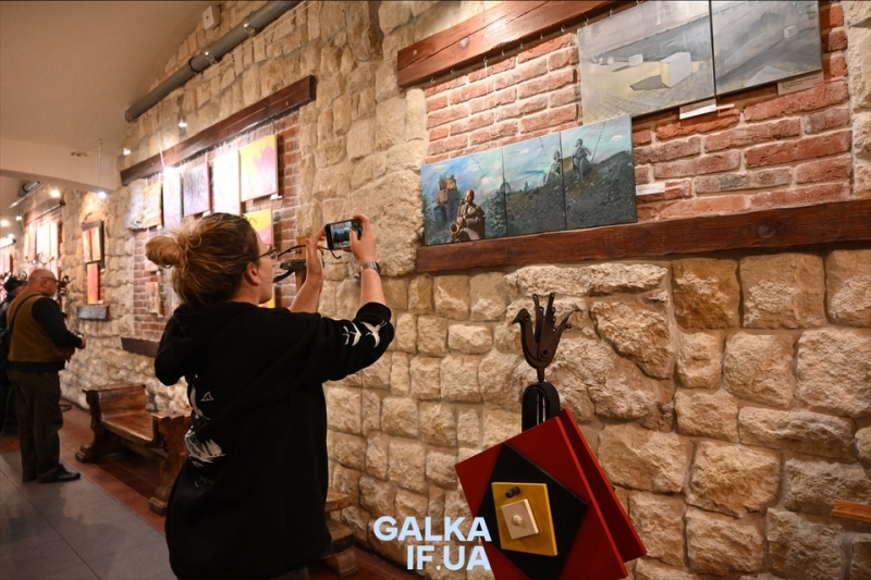 Коли палітра обмежена, а ідеї — безмежні: у Бастіоні відкрили художню виставку “Франківської збірки” (ФОТО)