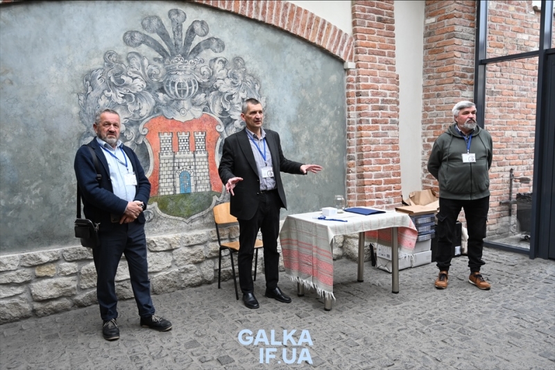 Коли палітра обмежена, а ідеї — безмежні: у Бастіоні відкрили художню виставку “Франківської збірки” (ФОТО)