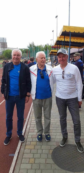 Легендарну футбольну школу «Дніпро 75» привітав журналіст «Вечірки»