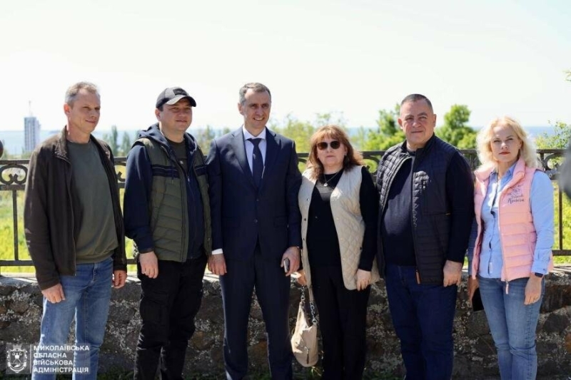 Ліки в кожне село і реанімобілі під обстрілами: Міністр охорони здоров'я приїхав на Миколаївщину, - ФОТО